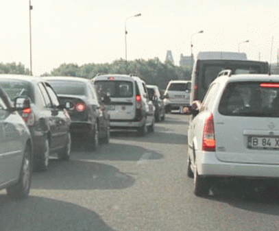 Încă un şofer a întors pe marcajul dublu continuu şi a provocat un accident